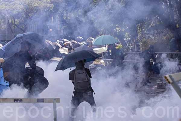 2019年11月11日，香港民間發起全港三罷的「黎明行動」。香港中文大學學生高呼「中大是我家」，拒絕警察進入，警察向學生發射催淚彈並拘捕學生，現場恍如戰場。（余鋼／大紀元）