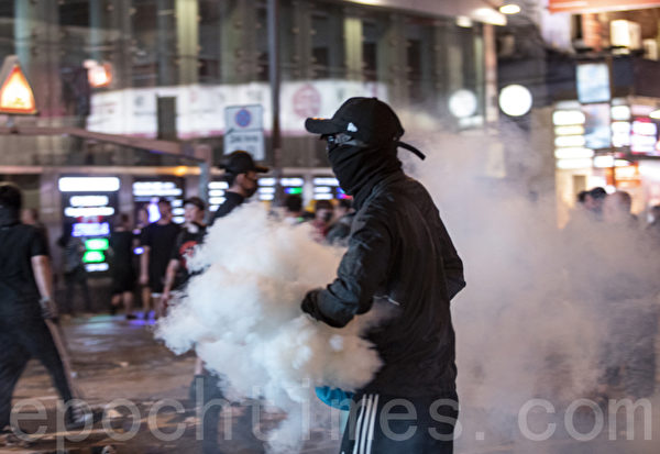 2019年11月11日，香港民間發起全港三罷的「黎明行動」。入夜後旺角也有抗議活動，警察發射催淚彈清場。（余鋼／大紀元）