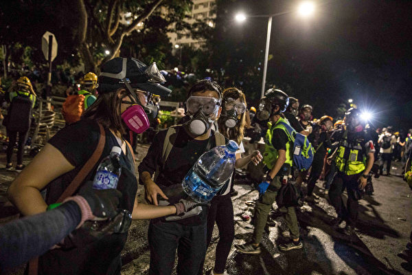 2019年11月12日，香港中大學生組人鏈、設路障，協助運送物資。（DALE DE LA REY/AFP）