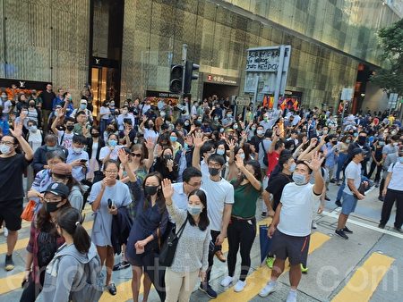 香港人的巷战在金融中心等多区堵路抗议 掘砖堵路 水炮车 港共政权 大纪元