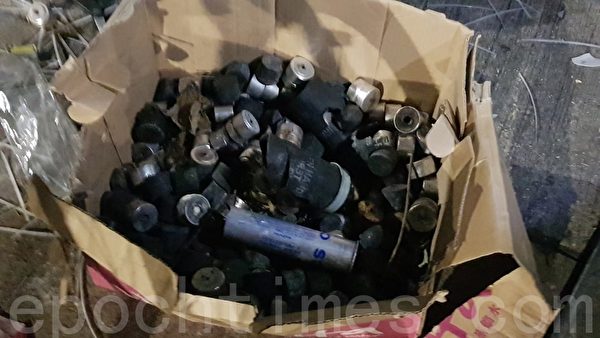 2019年11月15日，香港中文大學現場一紙箱的催淚彈、橡膠子彈、布袋彈等彈頭。（駱亞／大紀元）
