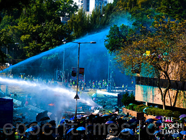 2019年11月17日，下午香港理工大學現場，防暴警察出動兩架水炮車、裝甲車，同時發射催淚彈清場。（yinyin liao／大紀元）