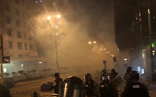 组图：11.18凌晨港警再射催泪弹 狂抓抗议者