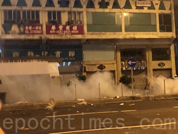 2019年11月18日凌晨，香港警察繼續在佐敦道、彌敦道的交界處不斷發射催淚彈。（余天祐／大紀元）