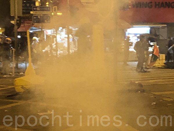 2019年11月18日凌晨，香港警察繼續在佐敦道、彌敦道的交界處不斷發射催淚彈。（余天祐／大紀元）