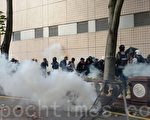 组图：理大学生欲再冲出校园 遭警用催泪弹水炮车阻击