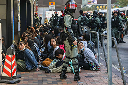 2019年11月18日，香港防暴警察逮捕理大學校園內大批抗議者。（DALE DE LA REY/AFP via Getty Images）