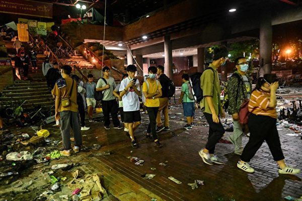 2019年11月19日，示威者離開香港理工大學，一些人18歲以下。（YE AUNG THU/AFP via Getty Images）