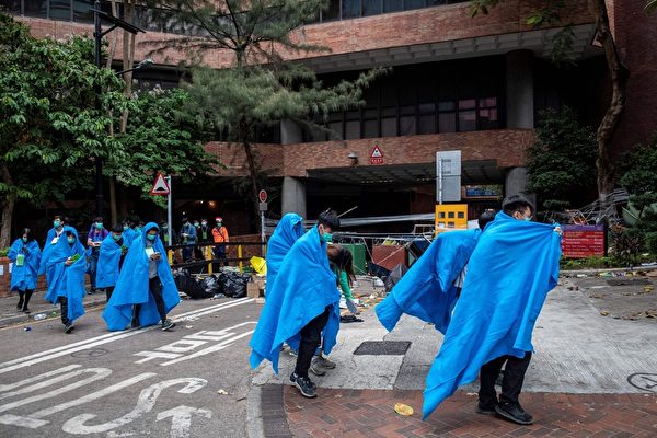 2019年11月19日，示威者離開香港理工大學。（NICOLAS ASFOURI/AFP via Getty Images）