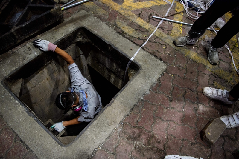 2019年11月19日,示威者經由下水道逃離香港理工大學。(ANTHONY WALLACE/AFP via Getty Images)