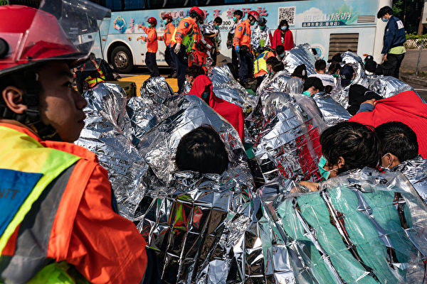 2019年11月19日，香港理工大學內的示威者出現低溫症狀，多人以布或錫箔紙包覆身體。（Anthony Kwan/Getty Images）