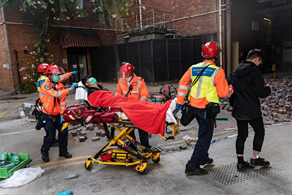 2019年11月19日，香港理工大學內一名傷者送醫救治。（Anthony Kwan/Getty Images）