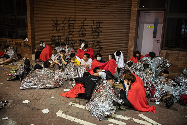 2019年11月19日，在香港理工大學多人出現低溫症狀，多數人身披錫箔紙，等醫務人員。（Laurel Chor/Getty Images）