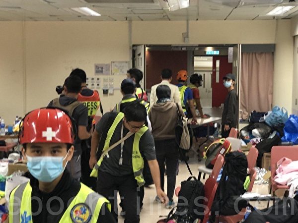 2019年11月19日，香港理工大學校園內的物資救援醫療區救援人員。（余天祐／大紀元）