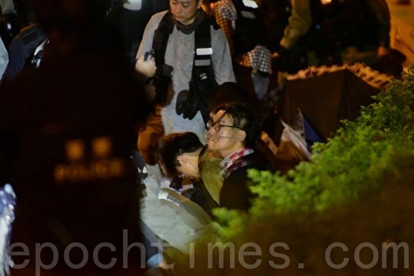 2019年11月19日，當救護員離開香港理工大學時，警察拘捕想離開的人。圖示被捕人數眾多。（余天祐／大紀元）