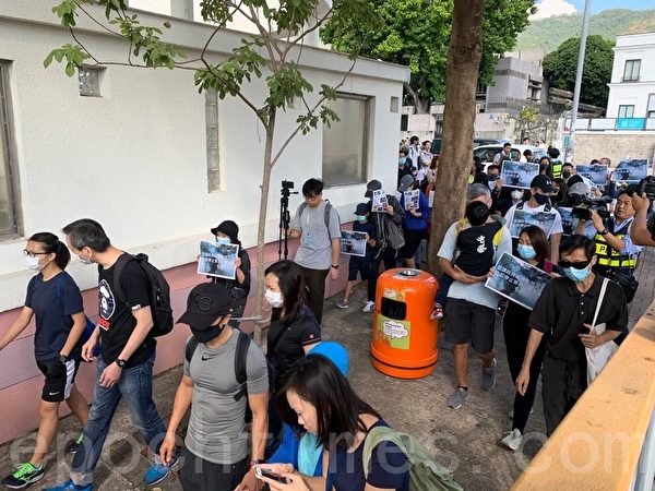 2019年11月23日，香港市民參加「保護小朋友 停止使用化學武器」遊行，在九龍塘現場，呼籲政府有責停止使用催淚彈。（韓納／大紀元）