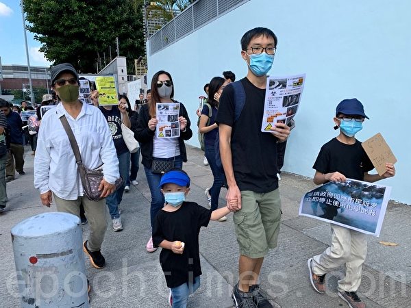 2019年11月23日，香港市民參加「保護小朋友 停止使用化學武器」遊行，在九龍塘現場，呼籲政府有責停止使用催淚彈。（韓納／大紀元）