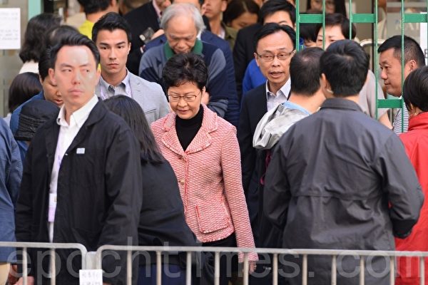 2019年11月24日，香港2019區議會選舉，林鄭月娥一早在羅便臣道高主教書院投票，途中受大批警察和便衣警察保護。（宋碧龍／大紀元）