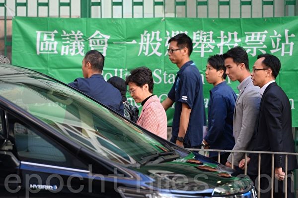 2019年11月24日，香港2019區議會選舉，林鄭月娥一早在羅便臣道高主教書院投票，途中受大批警察和便衣警察保護。（宋碧龍／大紀元）