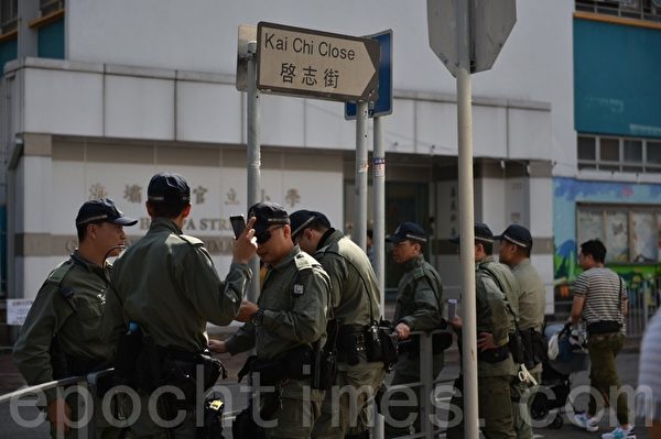 2019年11月24日，2019區議會選舉，荃灣啟志街有很多警察。（林楚舟／大紀元）