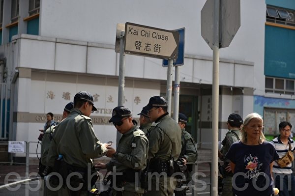 2019年11月24日，香港2019區議會選舉，荃灣啟志街有很多警察。（林楚舟／大紀元）