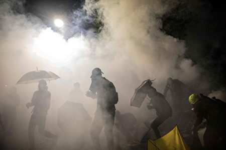 11月12日晚上，港警闯入香港中文大学校园，连续4小时不间断、密集发射催泪弹及橡胶弹，令校园宛如战场。
