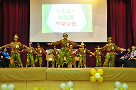竹东国小舞蹈团精彩的表演