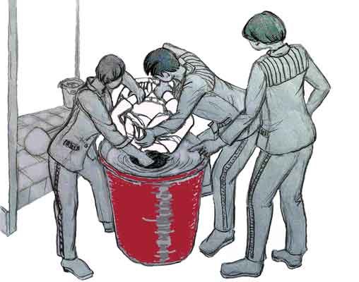 中共酷刑示意圖：溺水——把人頭按進廁所的涼水桶裏憋。（明慧網）