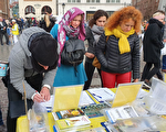 组图：多国游客在波兰名城签名举报江泽民