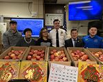 康华老人中心向109分局送300个苹果