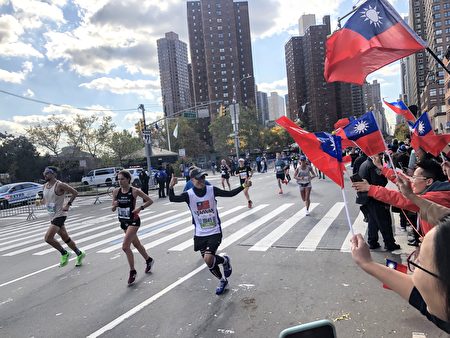 紐約馬拉松臺灣加油團為跑者搖旗吶喊助陣。