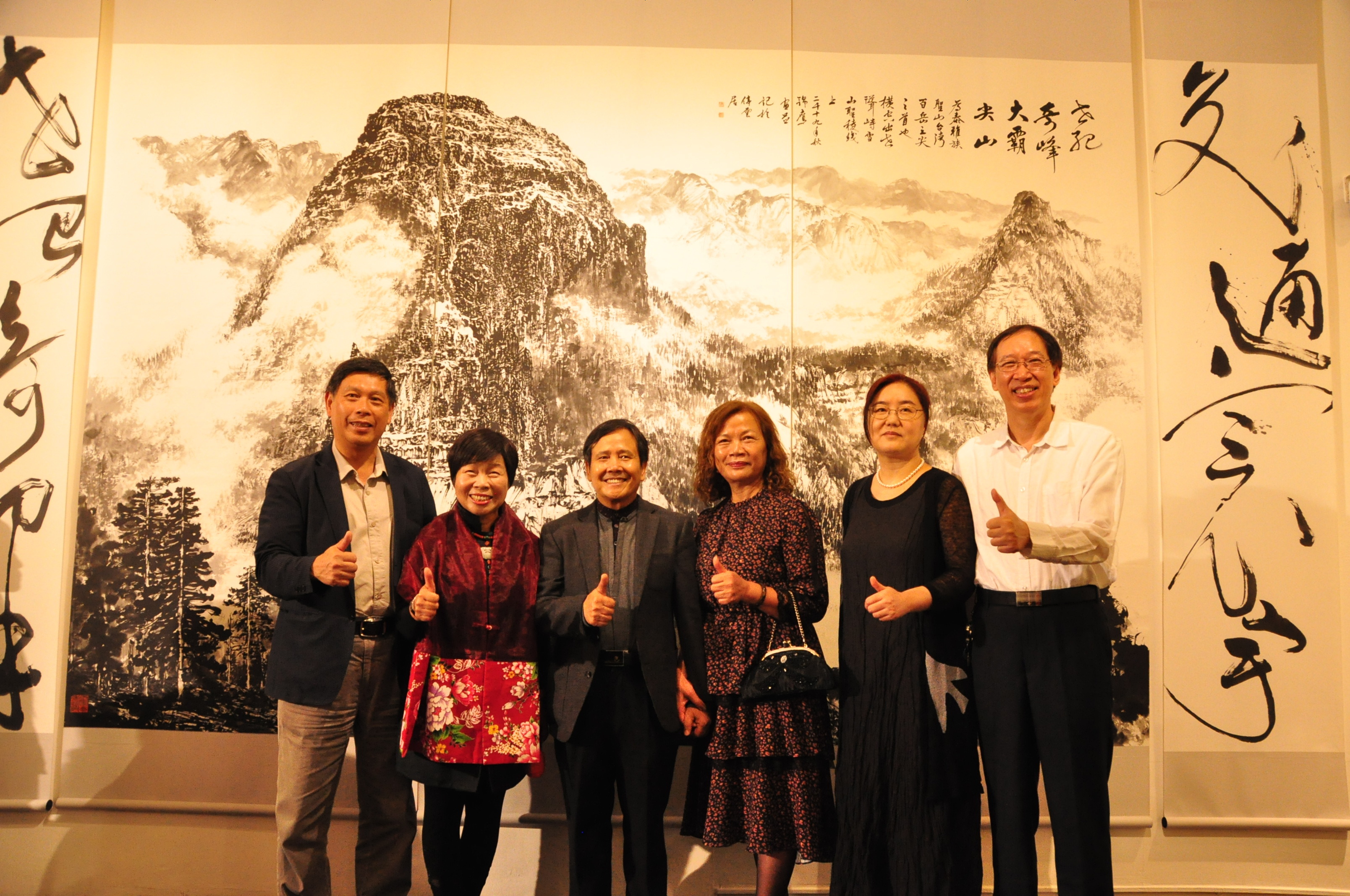 松上鷹図 紙本淡彩水墨画 落款印譜在（生峰）紙表装 軸先 紫檀 森周峰