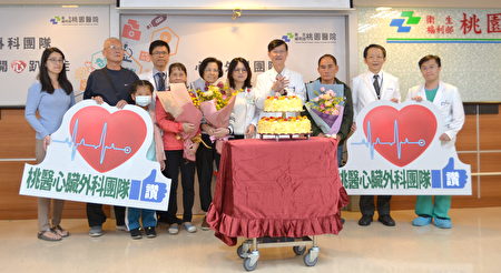 桃園醫院副院長陳瑞昌（中）與心臟外科團隊與康復病患合影。
