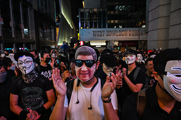 2019年10月31日晚是港府「禁蒙面」惡法實施以來首個萬聖節，香港民眾在中環蘭桂坊發起戴面具行動。（Billy H.C. Kwok/Getty Images）