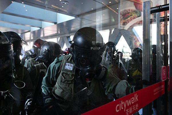 11月10日，香港警方在荃灣荃新天地驅趕民眾。（ANTHONY WALLACE/AFP via Getty Images）
