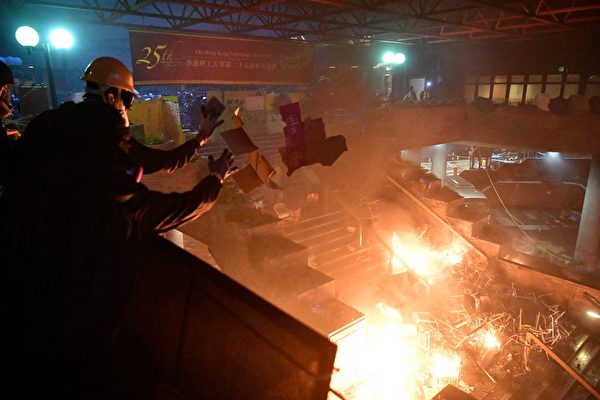防暴警攻入理大校園，理大平台成火海。（ANTHONY WALLACE/AFP via Getty Images）