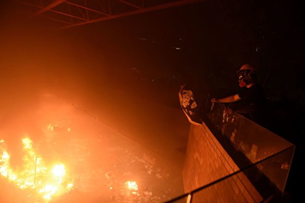 防暴警攻入理大校園，理大平台成火海。（YE AUNG THU/AFP via Getty Images）