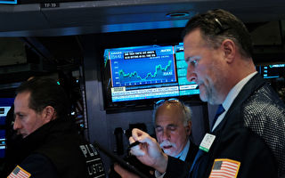 NEW YORK, NEW YORK - NOVEMBER 04: Traders work on the floor of the New York Stock Exchange (NYSE) on November 04, 2019 in New York City. U.S. stocks finished at records highs on Monday with the Dow Jones Industrial Average rising 114 points to close at a record high. (Photo by Spencer Platt/Getty Images)
