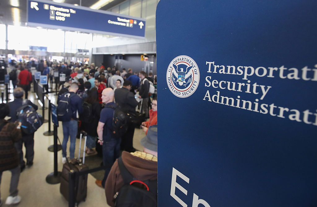美国运输安全管理局（TSA）表示，本独立日假期周末，共筛查近270万人。图为人们在机场排队等待筛查。（Scott Olson/Getty Images）