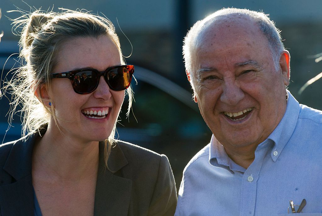 Inditex时尚集团创始人阿曼西奥·奥尔特加(Amancio Ortega,右)2016年与女儿玛塔·奥尔特加(Marta Ortega,左)出席拉科鲁尼亚国际马术障碍赛(A Coruna International Show Jumping)。(MIGUEL RIOPA/AFP/Getty Images)