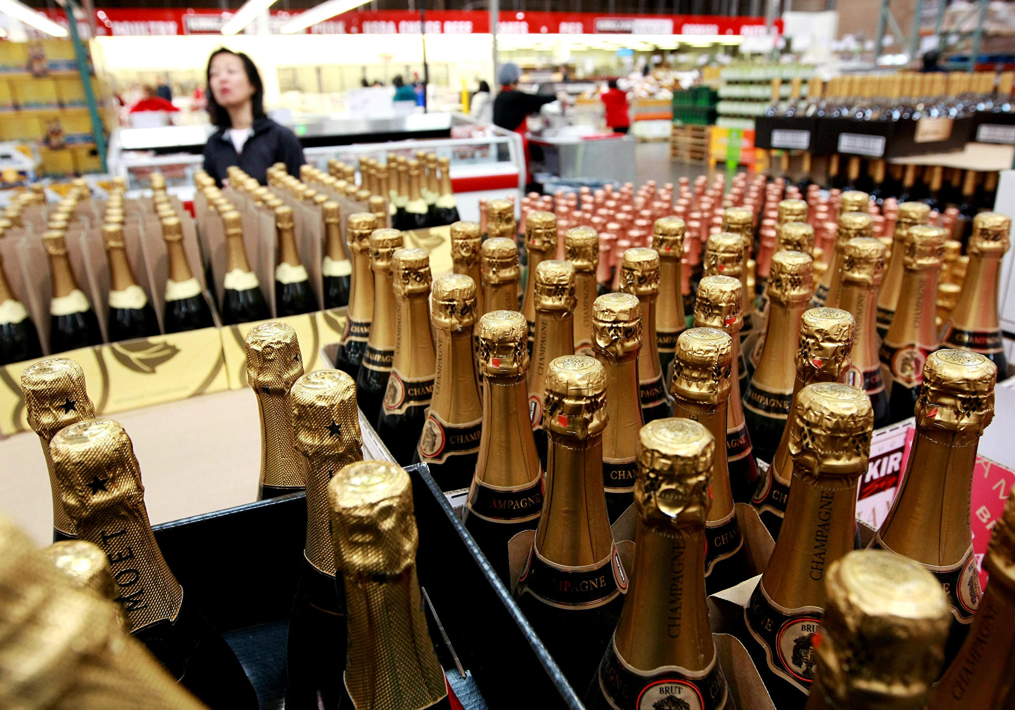 Продажа шампанского. Массовые праздники в Европе алкоголь. Фото прилавка с шампанским.