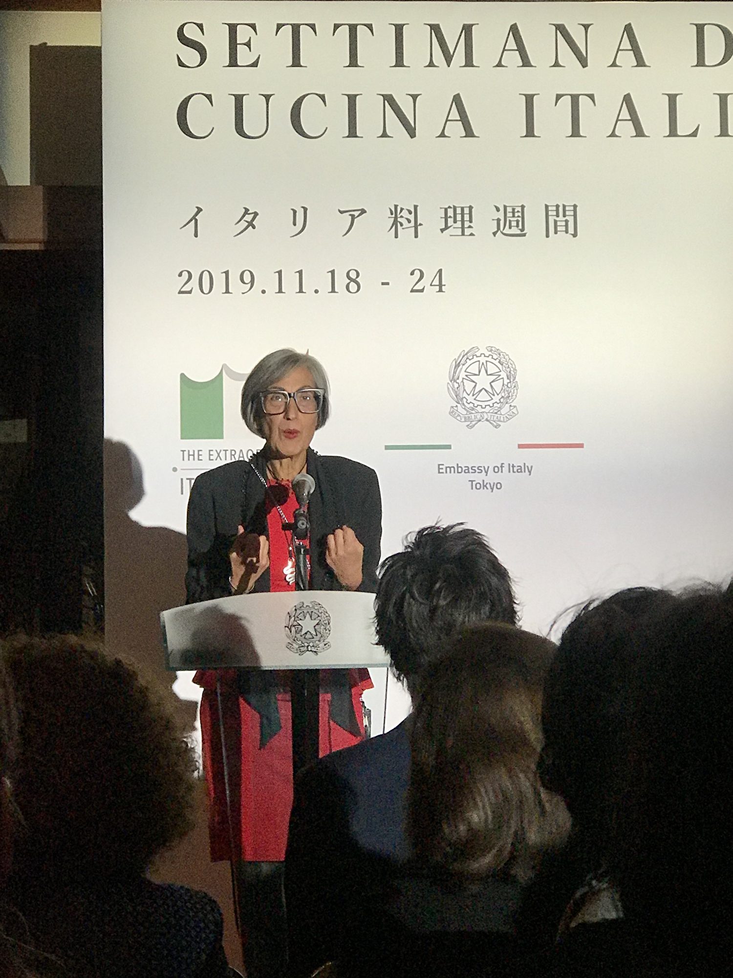 11月8日，在東京的駐日義大利大使館舉行了「世界義大利美食周」開幕式。FCAJapan株式会社市場部本部長 Tiziana Alamprese致辭。（章妮妮/大紀元）