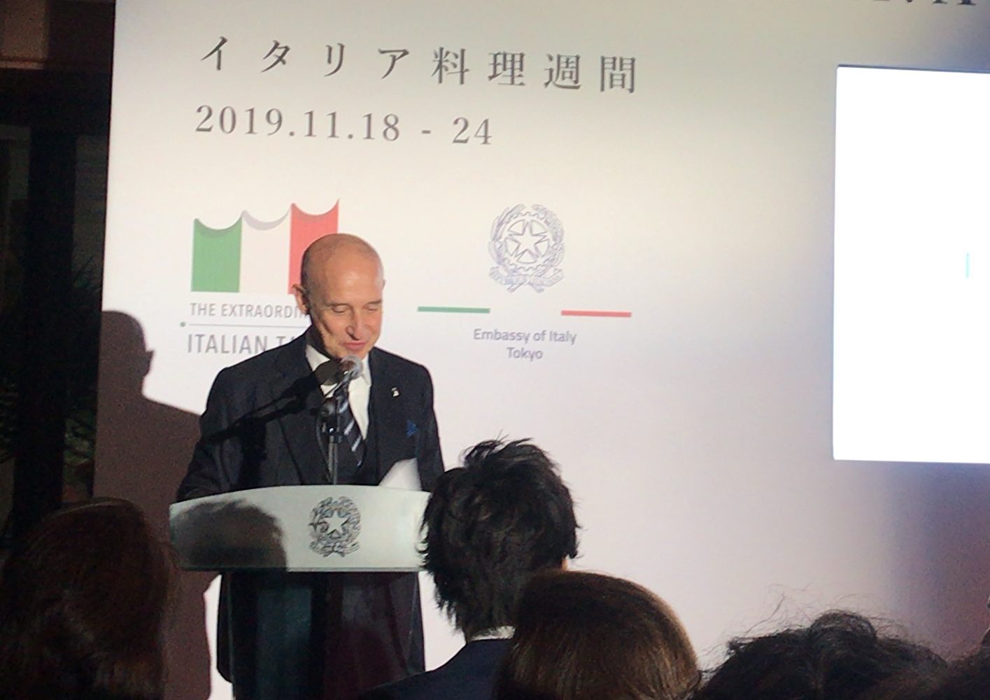 11月8日，在東京的駐日義大利大使館舉行了「世界義大利美食周」開幕式。義大利大使Giorgio Starace發言。（章妮妮/大紀元）