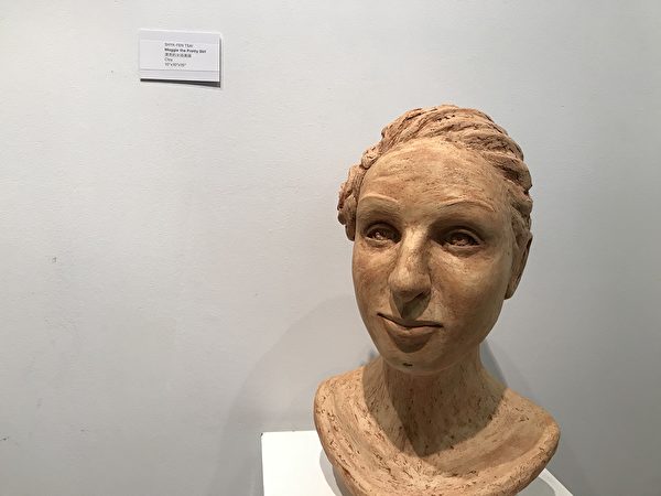 圖：加拿大臺灣藝術家蔡霞芬的雕塑與繪畫展「人 · 物」正在展出，11月7日開幕式上名人雅士高朋滿座。（邱晨/大紀元）