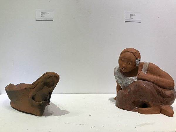 圖：加拿大臺灣藝術家蔡霞芬的雕塑與繪畫展「人 · 物」正在展出，11月7日開幕式上名人雅士高朋滿座。（邱晨/大紀元）