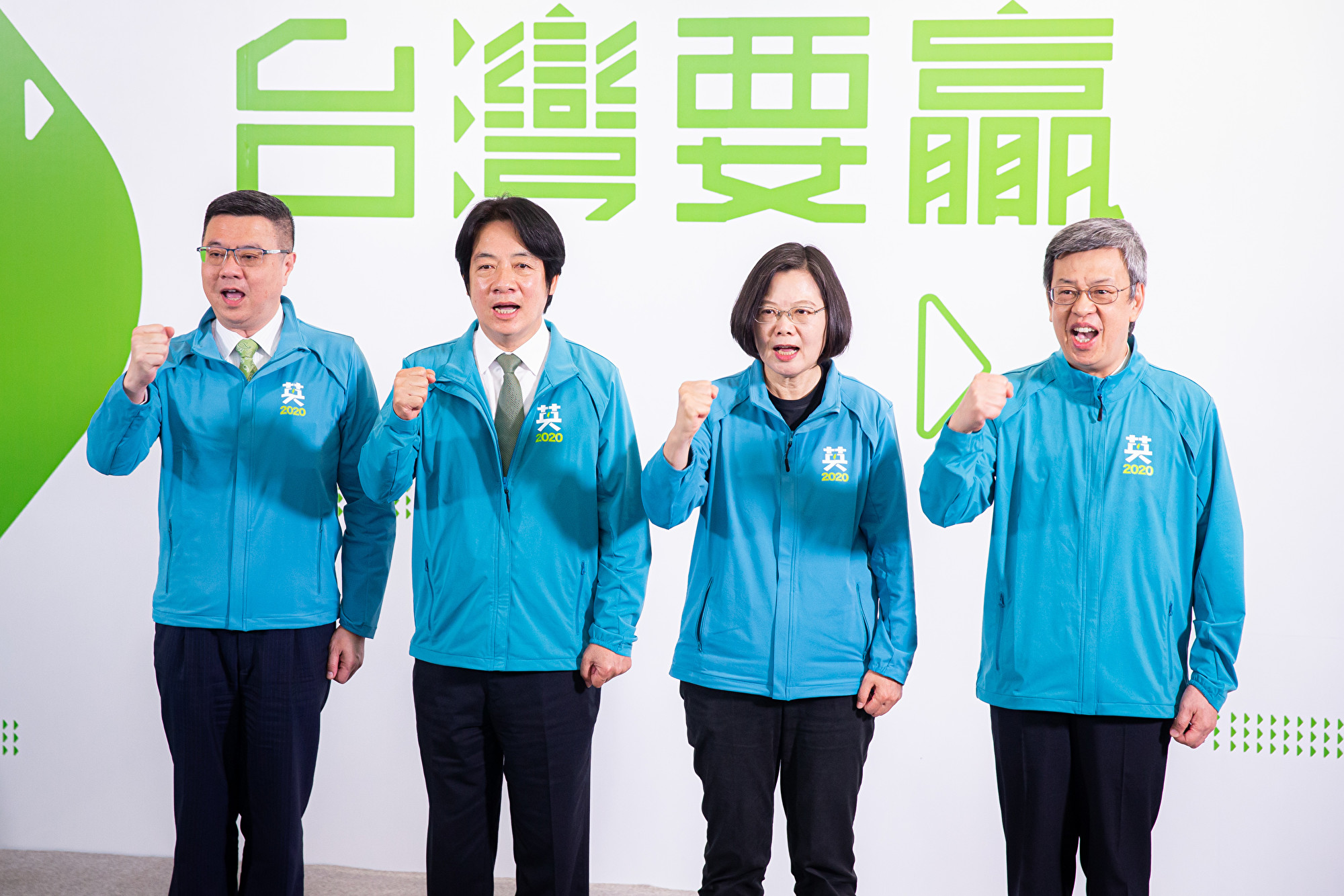 中華民國總統蔡英文(右2)11月17日召開記者會宣布,副手為前行政院長賴清德(左2),並與民進黨主席卓榮泰(左1)、副總統陳建仁(右1)一起呼喊口號。(陳柏州/大紀元)