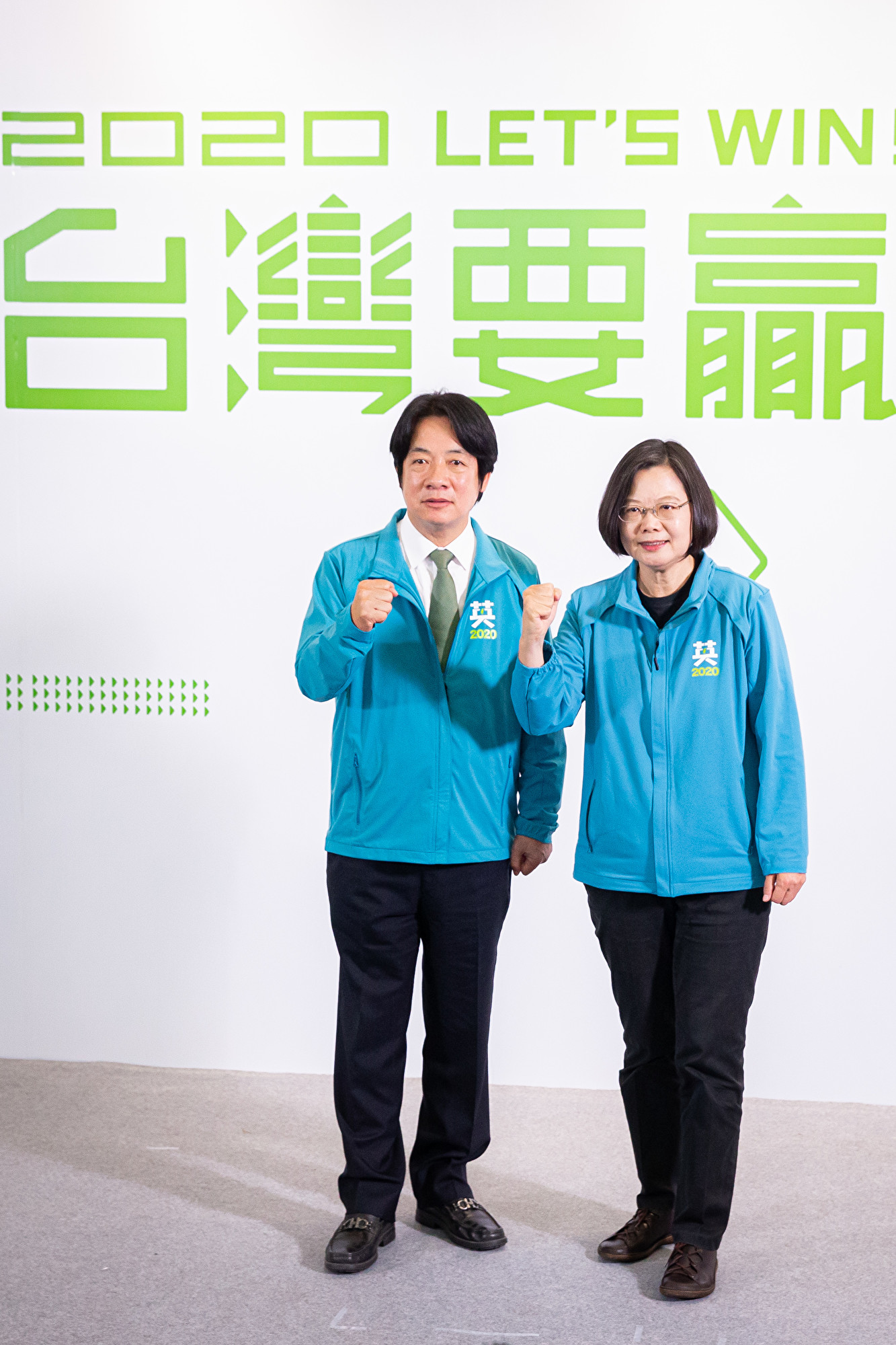 中華民國總統蔡英文(右)11月17日召開記者會宣布,副手為前行政院長賴清德(左),以「蔡賴配」角逐2020總統大選。 (陳柏州/大紀元)