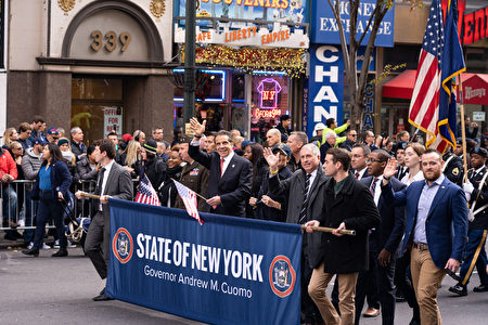 州長庫默參加紐約市第100屆退伍軍人節遊行。