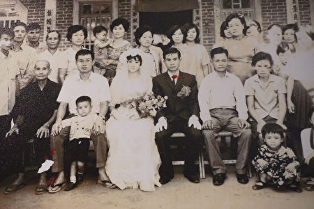 新庄社區理事長鍾進生50年前結婚的老照片。