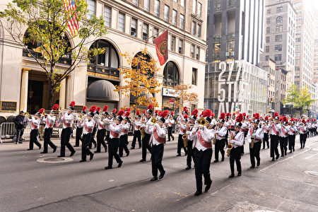 第100屆紐約退伍軍人節遊行在曼哈頓第五大道盛大登場。